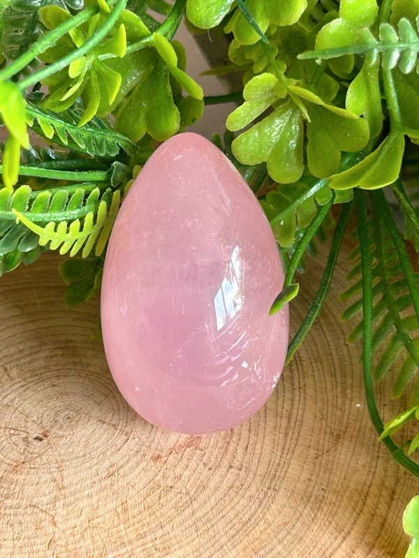 Huevo de cuarzo rosa natural - tono intenso
