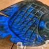 Pez de labradorita natural - destellos azul electrico