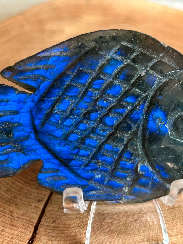 Pez de labradorita natural - destellos azul electrico