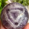 Esfera Chevron Amethyst Phantom AAA Natural · Doble Triángulo Phantom · Rainbow Crystal Ball · Mineral de Colección y Decoración
