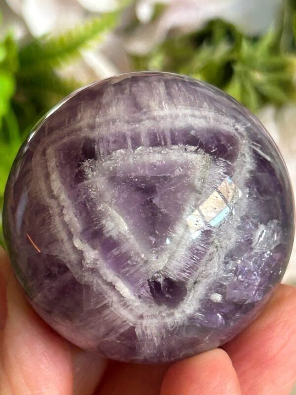 Esfera Chevron Amethyst Phantom AAA Natural · Doble Triángulo Phantom · Rainbow Crystal Ball · Mineral de Colección y Decoración