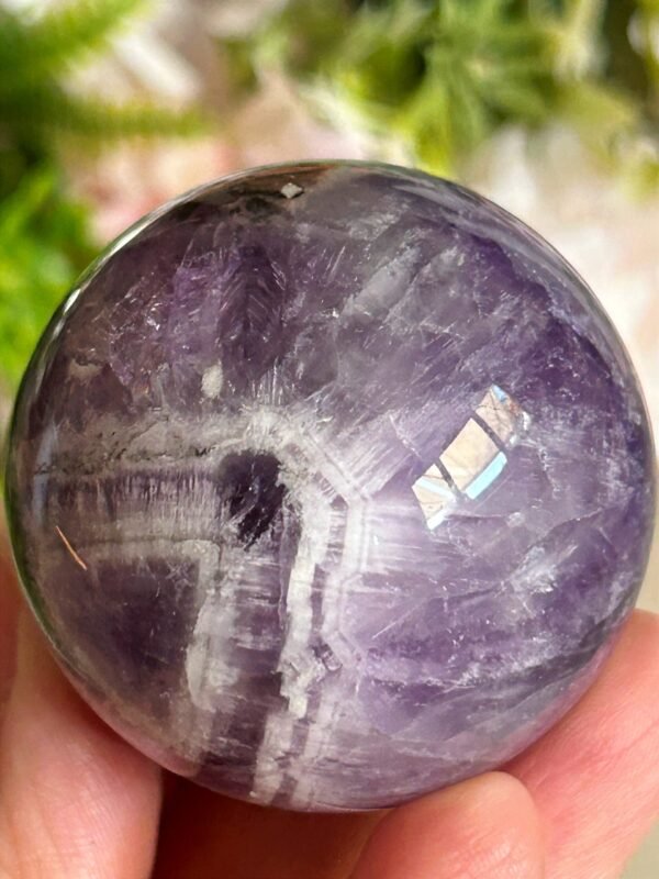 Esfera Chevron Amethyst Phantom AAA Natural · Doble Triángulo Phantom · Rainbow Crystal Ball · Mineral de Colección y Decoración