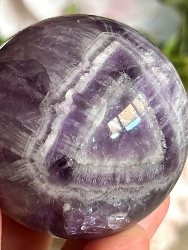 Esfera Chevron Amethyst Phantom AAA Natural · Doble Triángulo Phantom · Rainbow Crystal Ball · Mineral de Colección y Decoración