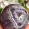 Esfera Chevron Amethyst Phantom AAA Natural · Doble Triángulo Phantom · Rainbow Crystal Ball · Mineral de Colección y Decoración